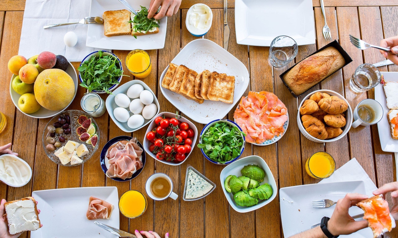 Apa saja bahan-bahan yang umum digunakan dalam masakan Mediterania?